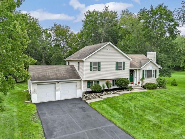  4 BR,  2.00 BTH &nbsp;Split level style home in Newburgh
