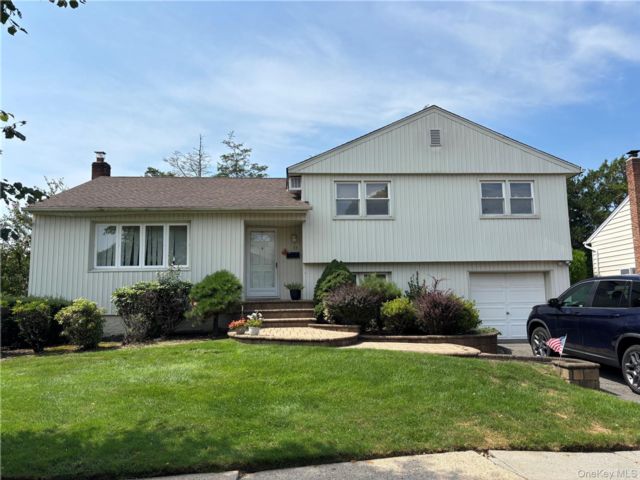  3 BR,  3.00 BTH &nbsp;Split level style home in Plainview