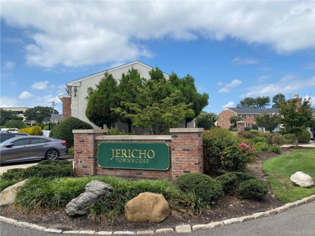  1 BR,  1.00 BTH &nbsp;Garden style home in Jericho