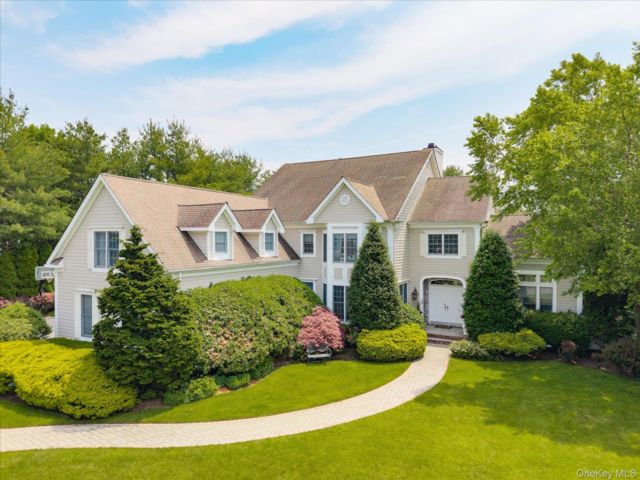  6 BR,  6.00 BTH &nbsp;Colonial style home in Melville