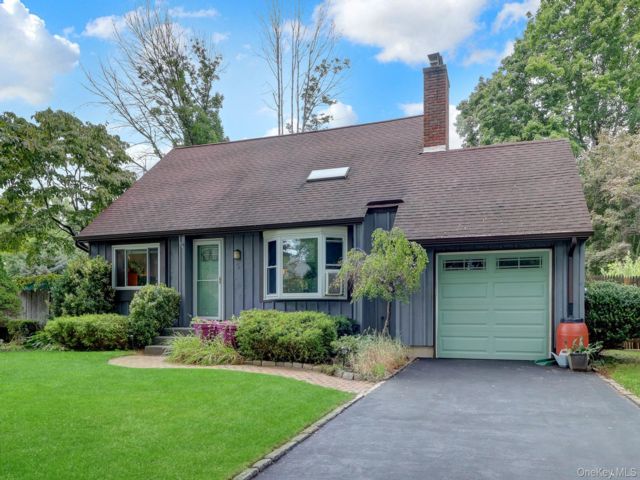  3 BR,  2.00 BTH &nbsp;Cape cod style home in East Northport