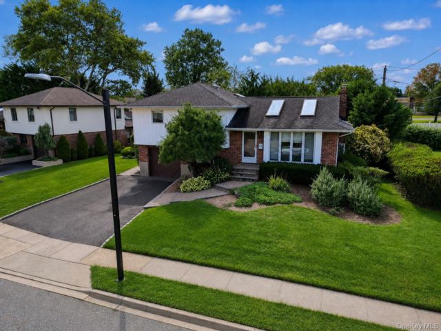  3 BR,  3.00 BTH &nbsp;Split level style home in Plainview