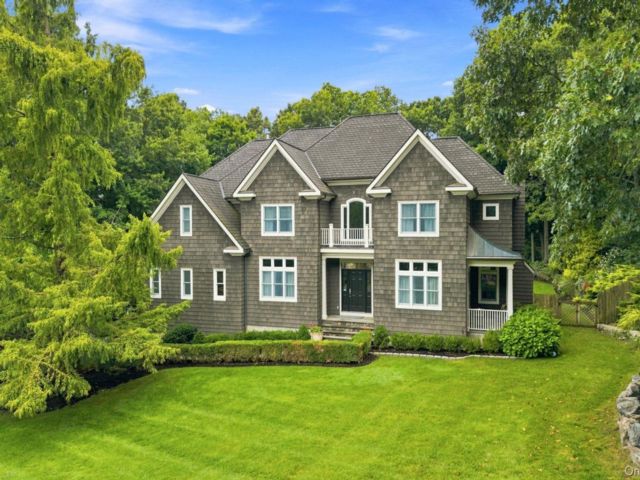  4 BR,  4.00 BTH &nbsp;Colonial style home in Mahopac