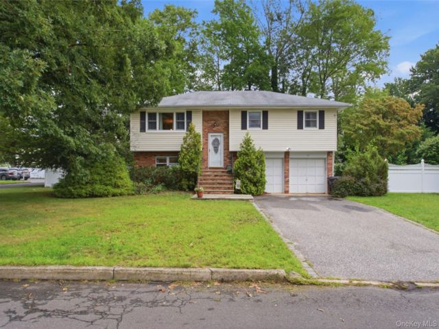  4 BR,  3.00 BTH &nbsp;High rise style home in Smithtown