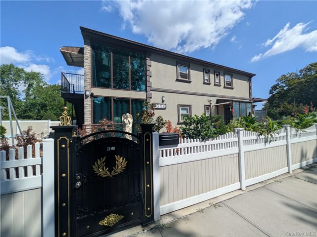 4 BR,  3.00 BTH &nbsp;Contemporary style home in Fresh Meadows