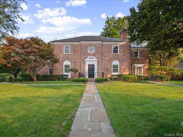  8 BR,  6.00 BTH &nbsp;Colonial style home in Lawrence
