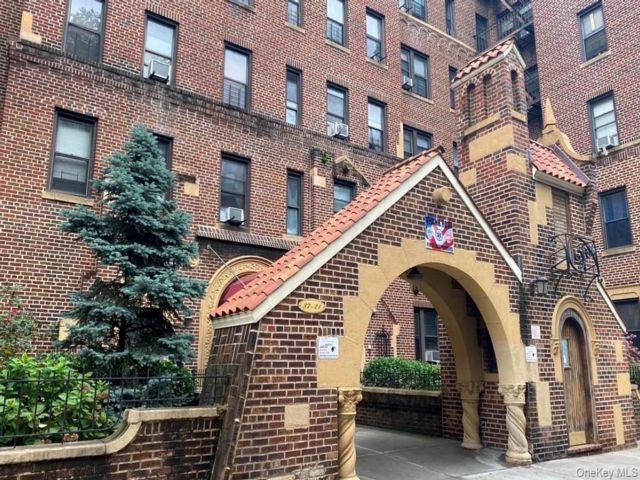  1 BR,  1.00 BTH &nbsp;Other style home in Jackson Heights