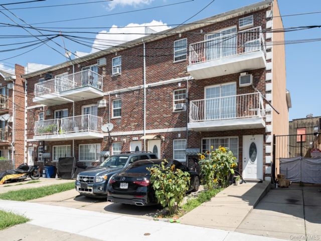 13 BR,  7.00 BTH &nbsp;House style home in Queens Village