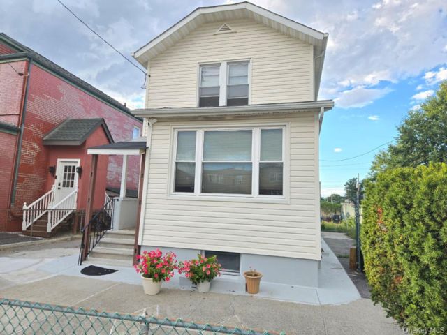  3 BR,  2.00 BTH &nbsp;Other style home in Throggs Neck