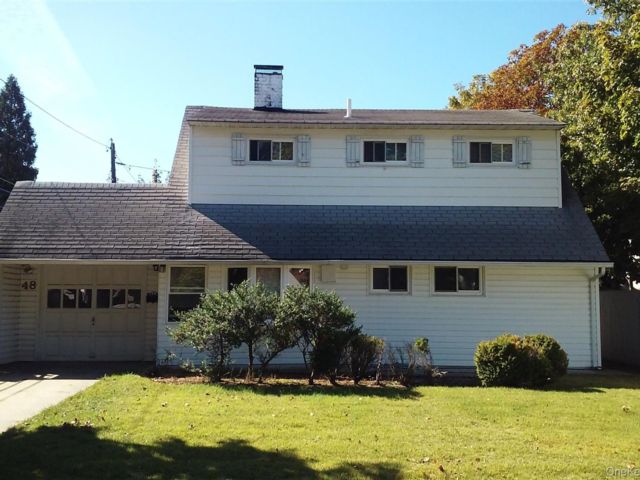  4 BR,  2.00 BTH &nbsp;Raised ranch style home in Westbury