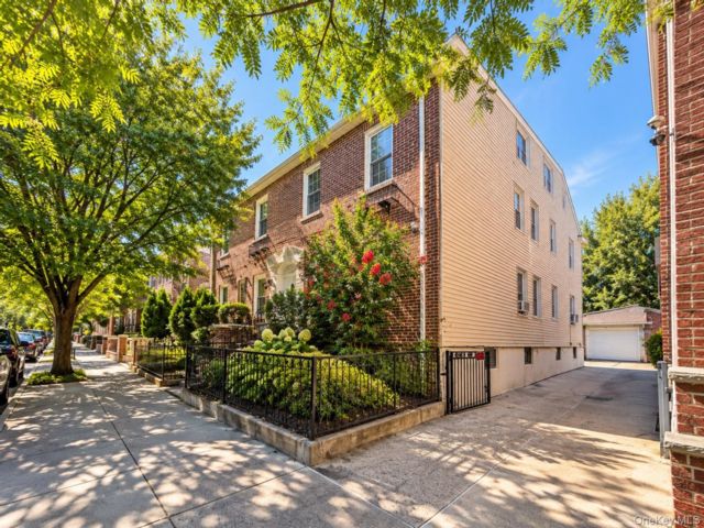  5 BR,  3.00 BTH &nbsp;House style home in Astoria