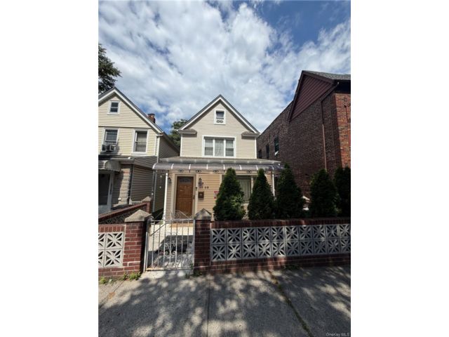  3 BR,  3.00 BTH &nbsp;Colonial style home in Woodside