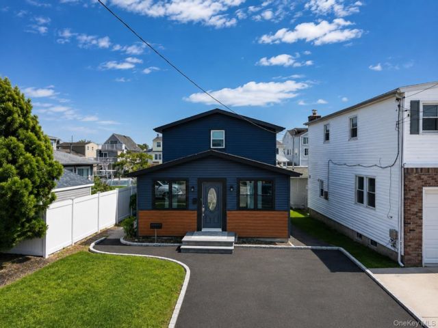  4 BR,  2.00 BTH &nbsp;Ranch style home in Massapequa