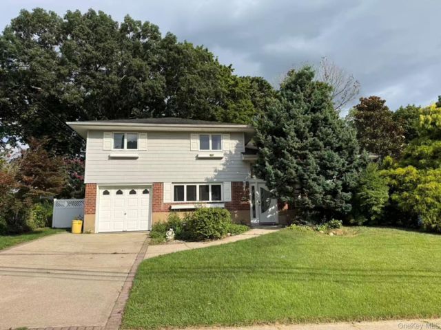  3 BR,  2.00 BTH &nbsp;Split level style home in Syosset