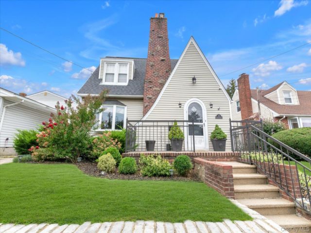  3 BR,  2.00 BTH &nbsp;Cape cod style home in Albertson