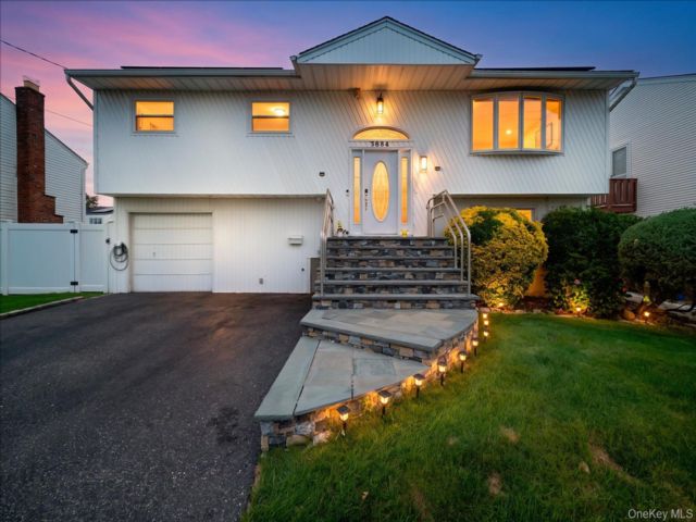  4 BR,  3.00 BTH &nbsp;Hi ranch style home in Oceanside