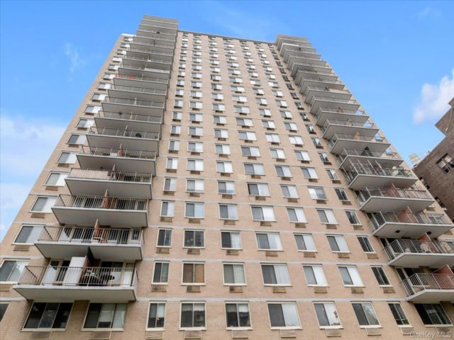 Studio,  1.00 BTH &nbsp;High rise style home in Kew Gardens