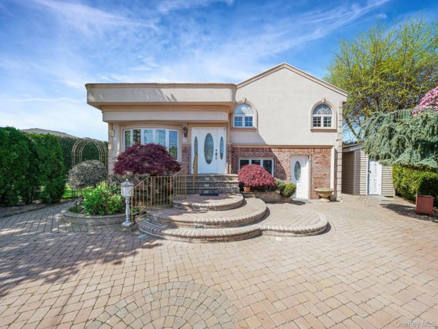  3 BR,  3.00 BTH &nbsp;Split level style home in Seaford