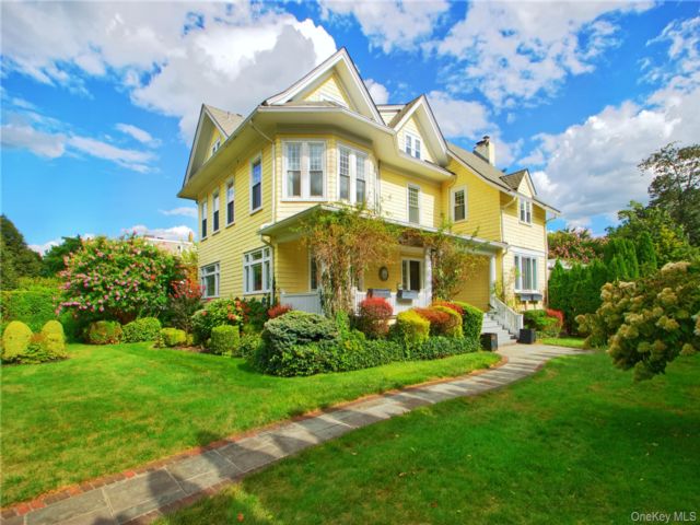  7 BR,  5.00 BTH &nbsp;Victorian style home in Garden City