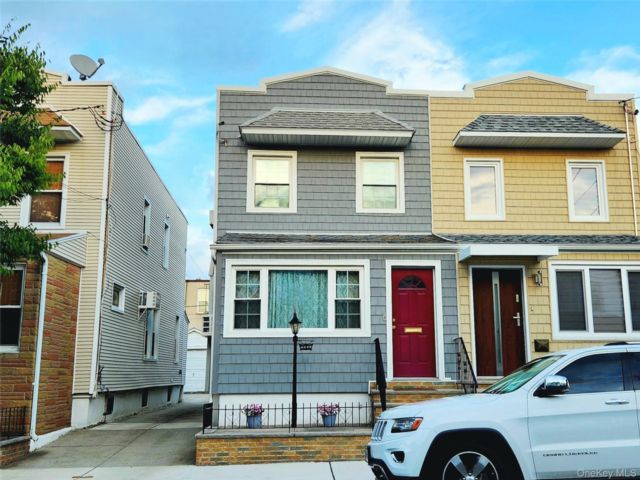  3 BR,  2.00 BTH &nbsp;Traditional style home in Glendale