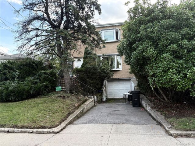  6 BR,  5.00 BTH &nbsp;Colonial style home in East Elmhurst