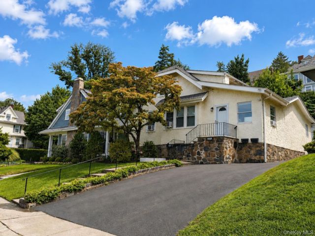  3 BR,  1.00 BTH &nbsp;Colonial style home in Tarrytown