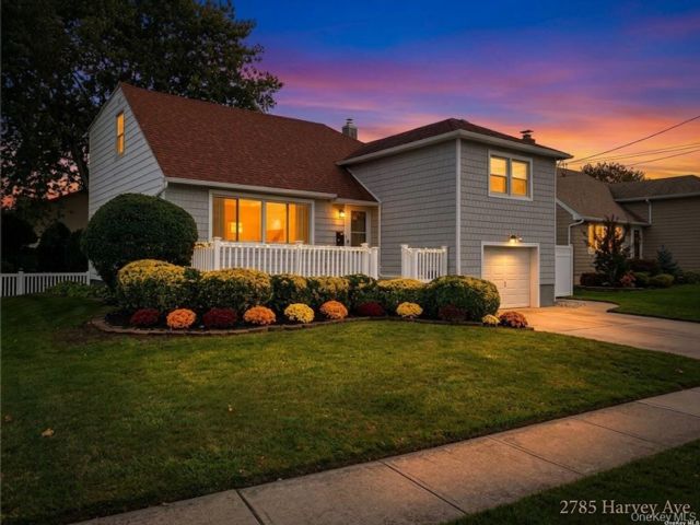 3 BR,  2.00 BTH &nbsp;Split level style home in Island Park