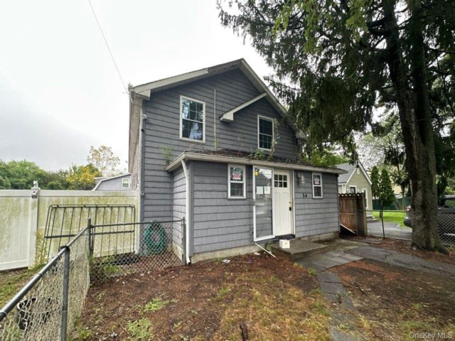  6 BR,  2.00 BTH &nbsp;Colonial style home in Bay Shore