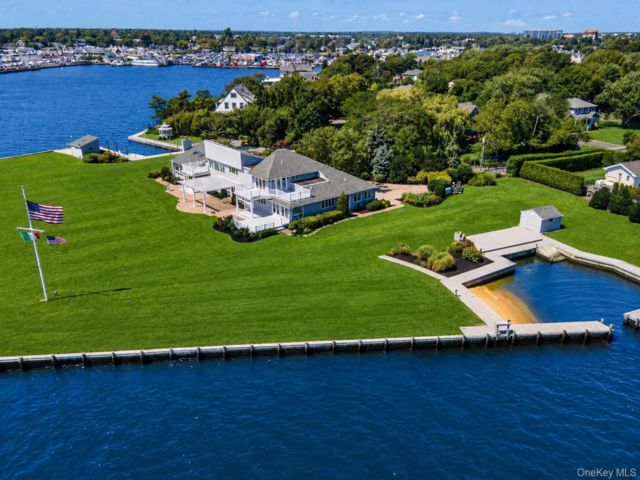  3 BR,  3.00 BTH &nbsp;Contemporary style home in Bay Shore
