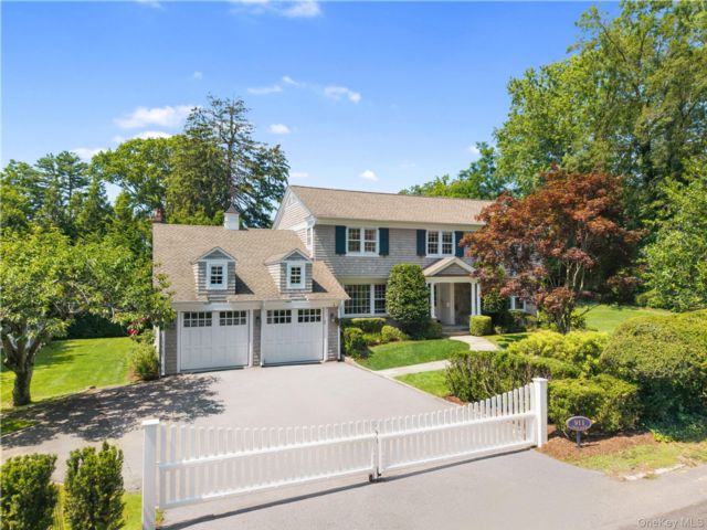  5 BR,  4.00 BTH &nbsp;Colonial style home in Mamaroneck