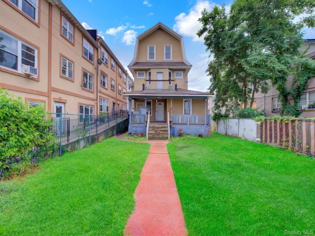  9 BR,  3.00 BTH &nbsp;House style home in Far Rockaway