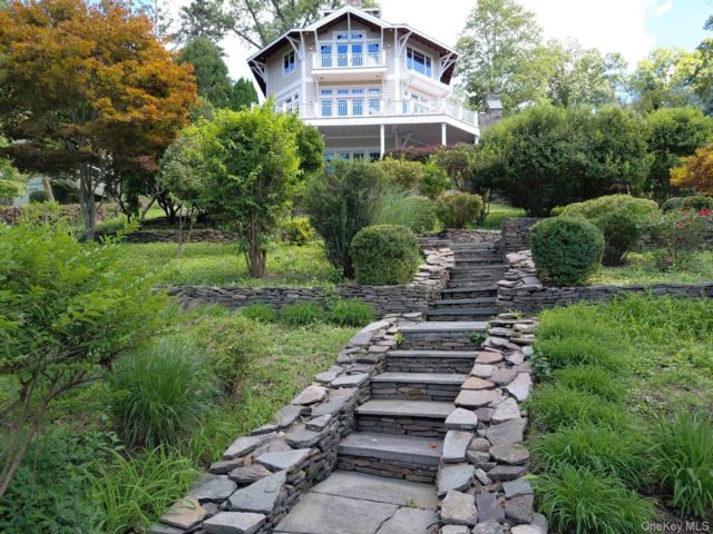  4 BR,  4.00 BTH &nbsp;Colonial style home in South Salem