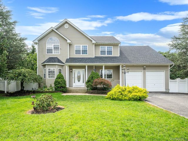  5 BR,  3.00 BTH &nbsp;Colonial style home in Coram