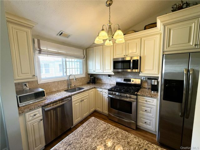  3 BR,  2.00 BTH &nbsp;Condo style home in Chester