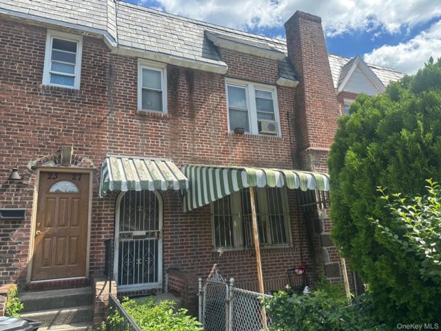  3 BR,  2.00 BTH &nbsp;House style home in East Elmhurst