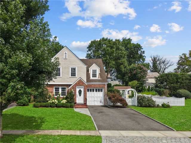  3 BR,  3.00 BTH &nbsp;Colonial style home in East Williston