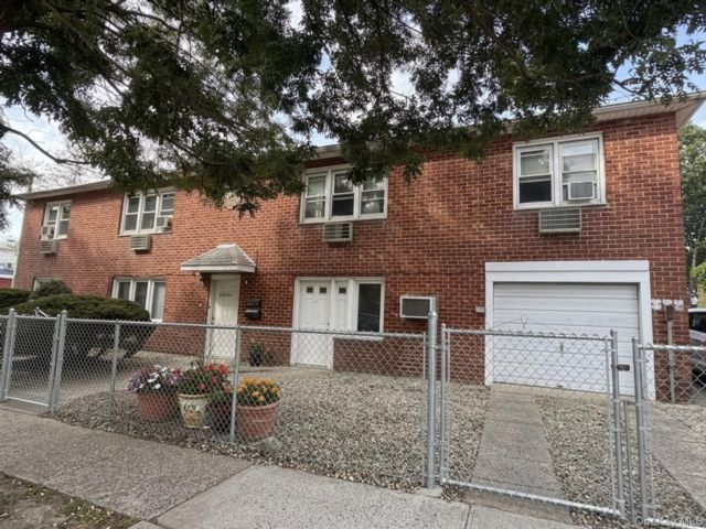  3 BR,  4.00 BTH &nbsp;House style home in Queens Village