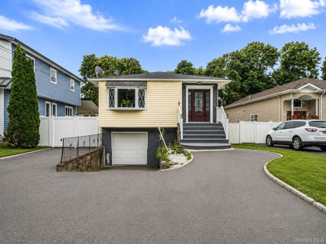  3 BR,  2.00 BTH &nbsp;Raised ranch style home in Brentwood