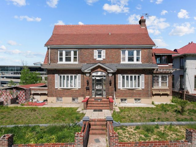  6 BR,  3.00 BTH &nbsp;Colonial style home in East Elmhurst