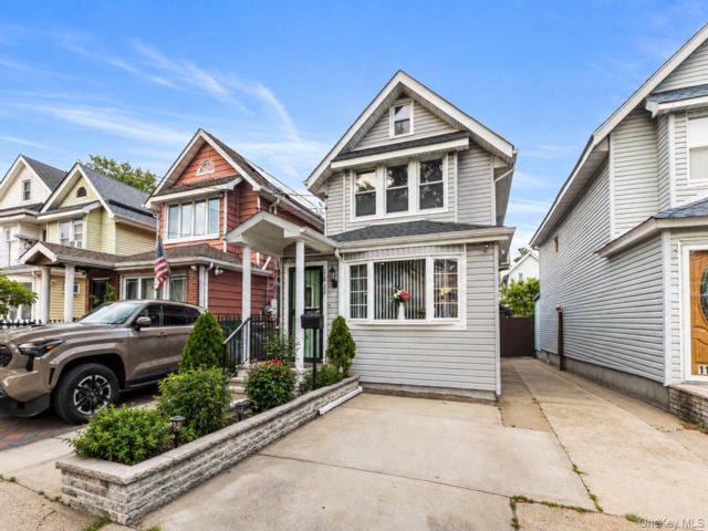  3 BR,  3.00 BTH &nbsp;Colonial style home in South Ozone Park