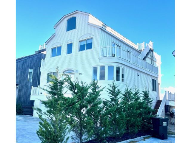  4 BR,  5.00 BTH &nbsp;Post modern style home in Westhampton Beach