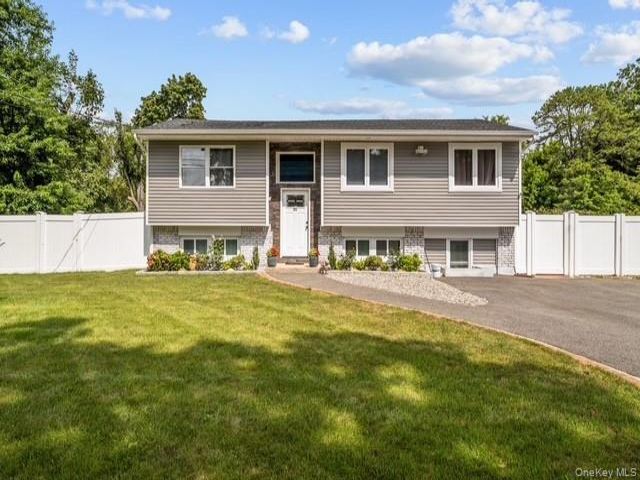  8 BR,  4.00 BTH &nbsp;Cottage style home in Central Islip