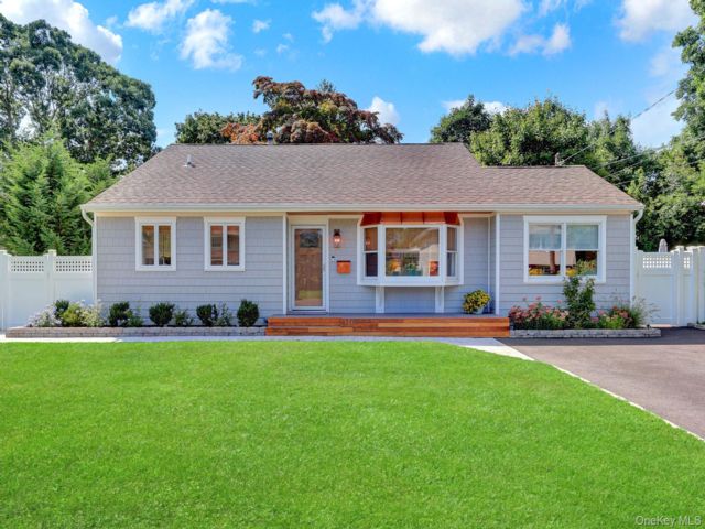  3 BR,  2.00 BTH &nbsp;Split level style home in West Sayville