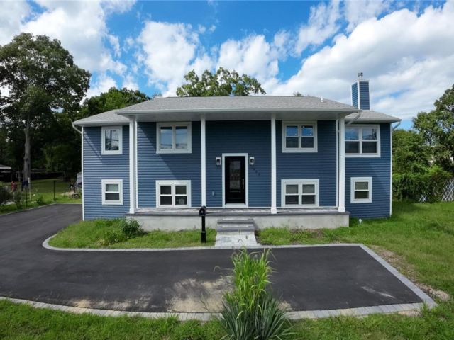  6 BR,  3.00 BTH &nbsp;A-frame style home in Bay Shore