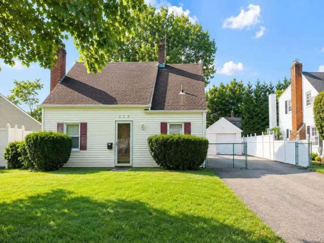  3 BR,  2.00 BTH &nbsp;Other style home in Carle Place