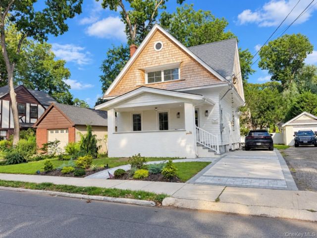  3 BR,  3.00 BTH &nbsp;Colonial style home in Malverne