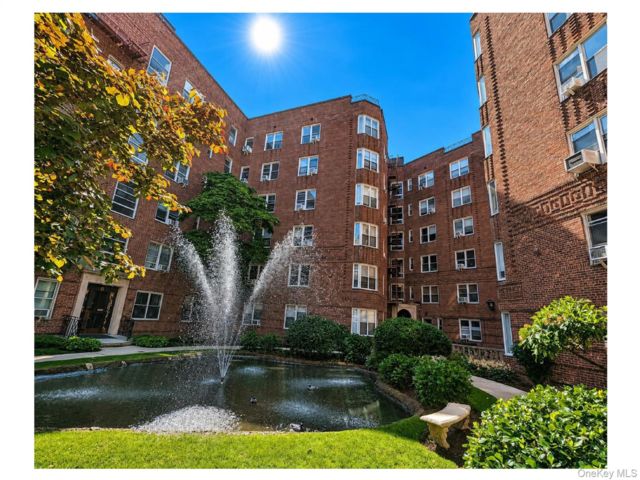  2 BR,  1.00 BTH &nbsp;Mid rise style home in Jackson Heights