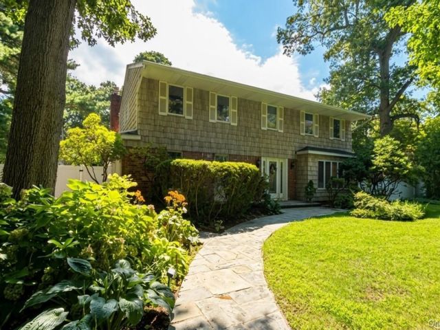  4 BR,  3.00 BTH &nbsp;Colonial style home in Dix Hills
