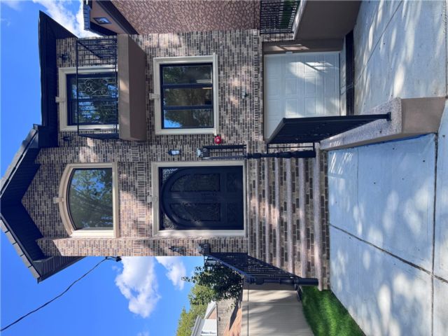  6 BR,  5.00 BTH &nbsp;Contemporary style home in Whitestone
