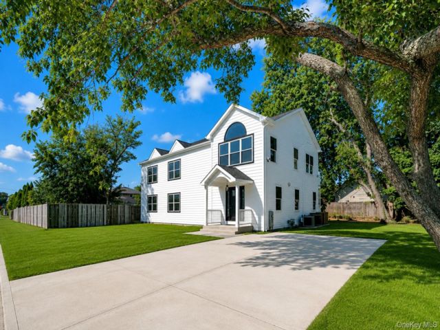  6 BR,  6.00 BTH &nbsp;Colonial style home in Copiague